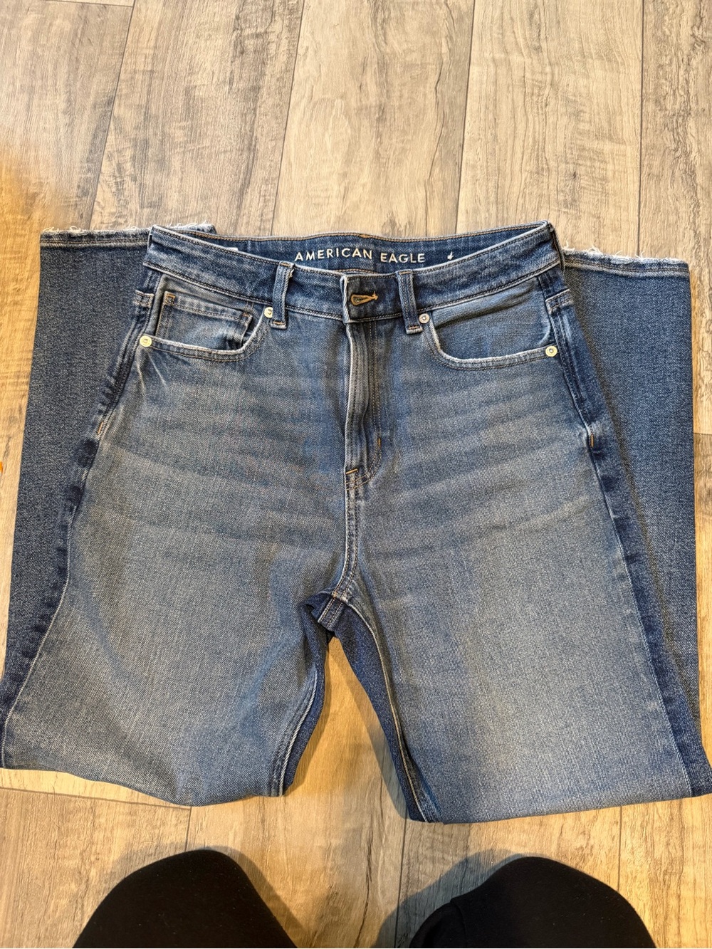 American Eagle Outfitters slight two tone “mom Jean”. - Picture 4 of 6